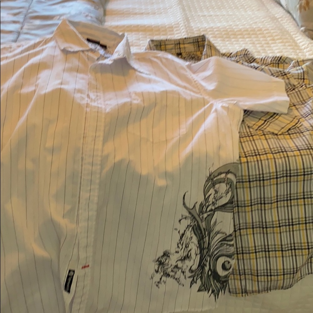 Set of 2 men’s button up shirts. Size xl.